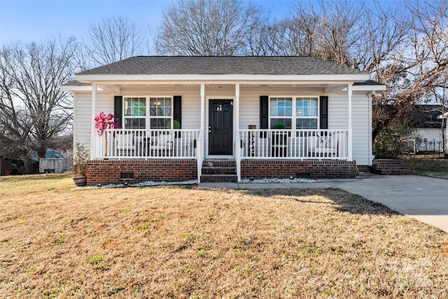 view of front of property featuring a front lawn and covered porch