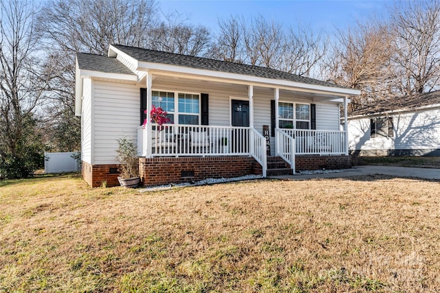 view of front of home featuring a front lawn and covered porch