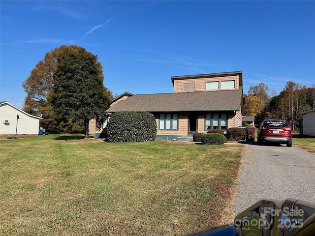 view of front of house featuring a front lawn