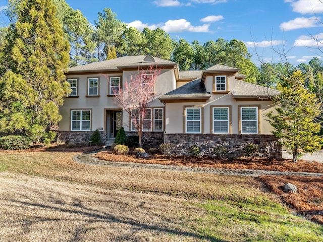 view of front of property featuring a front lawn