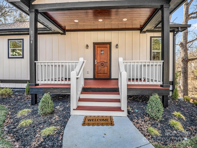 entrance to property featuring a porch