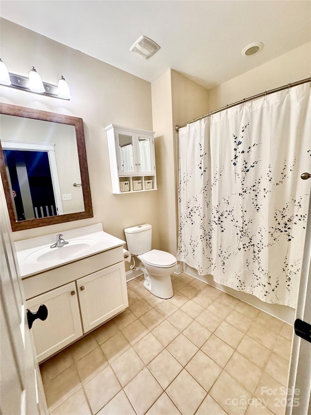 bathroom featuring a shower with curtain, visible vents, vanity, and toilet