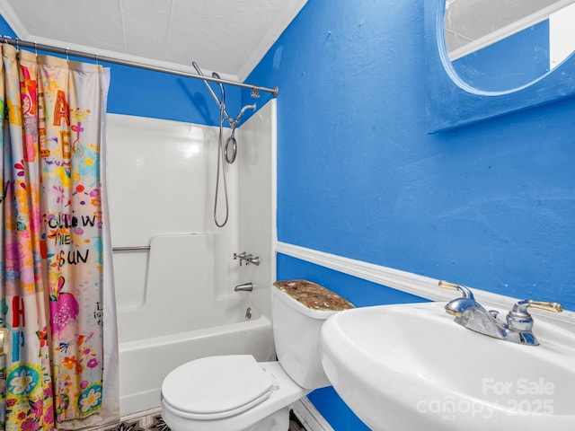 full bathroom featuring crown molding, sink, shower / bathtub combination with curtain, and toilet