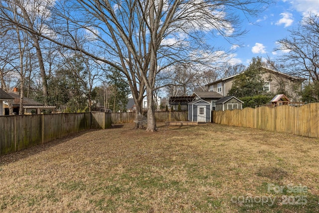 view of yard featuring a storage shed