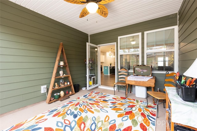 sunroom with ceiling fan