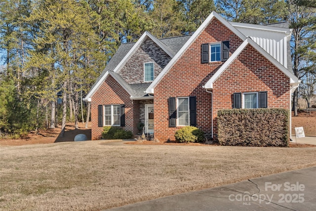 view of front of house featuring a front yard