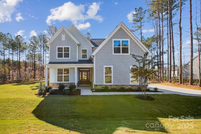 craftsman house featuring a front lawn