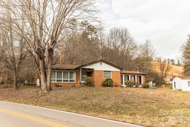 view of front of house with a front lawn