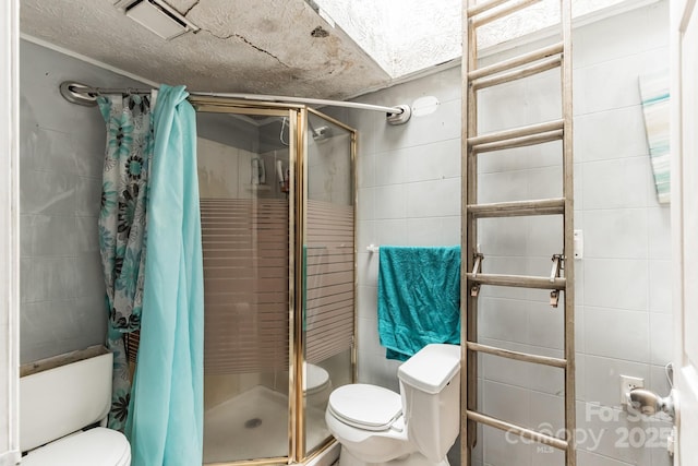 bathroom with toilet and a shower with curtain