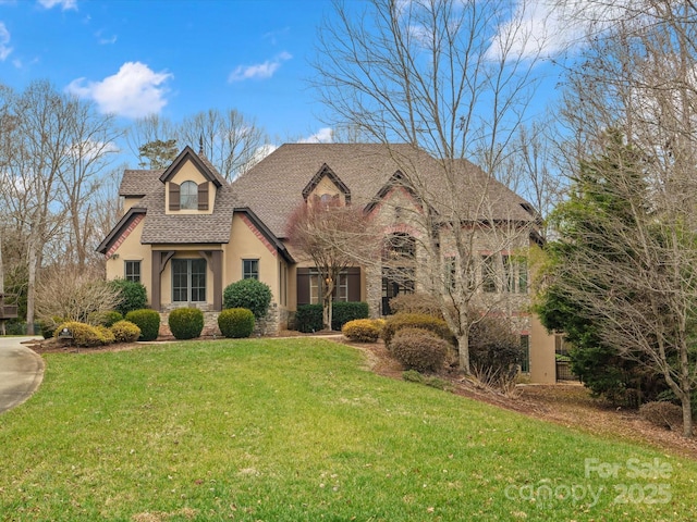 view of front of home featuring a front yard