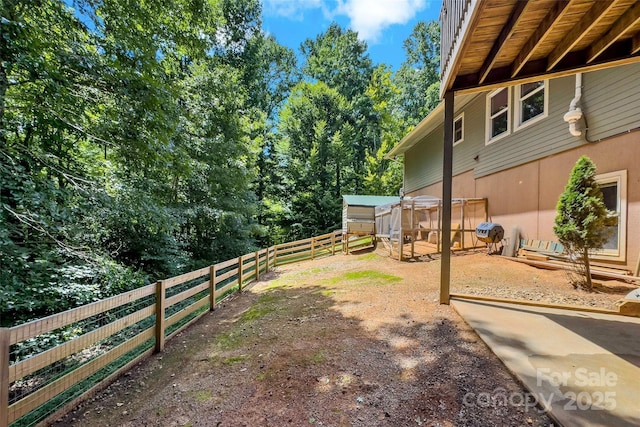 view of yard with an outdoor structure