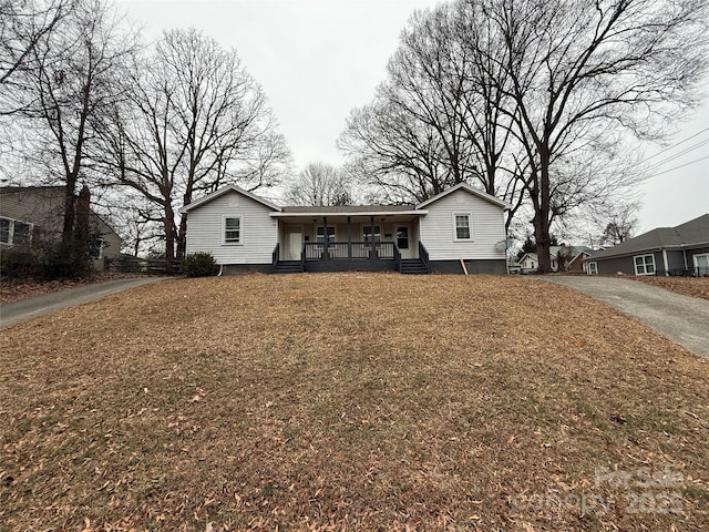 view of front of house featuring covered porch and a front lawn