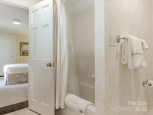 bathroom featuring shower / bath combo with shower curtain, ensuite bath, and wallpapered walls