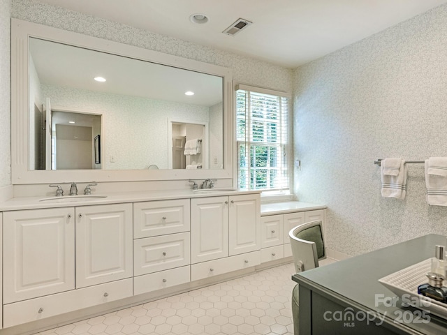 full bathroom featuring visible vents, a sink, and wallpapered walls