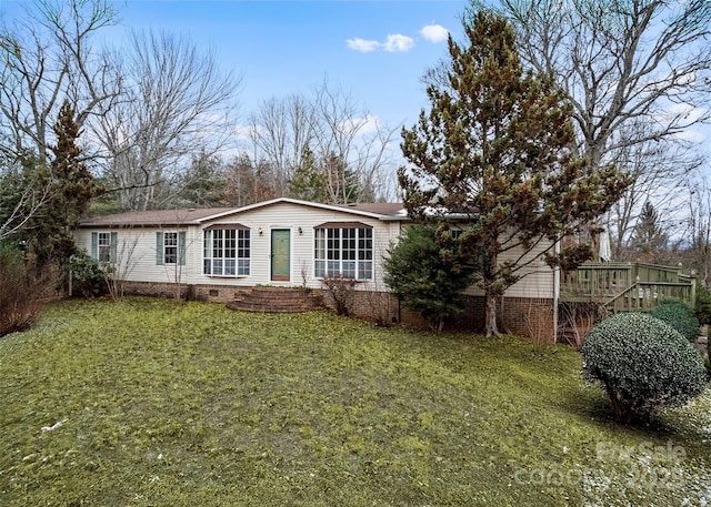 view of front of property featuring a front lawn