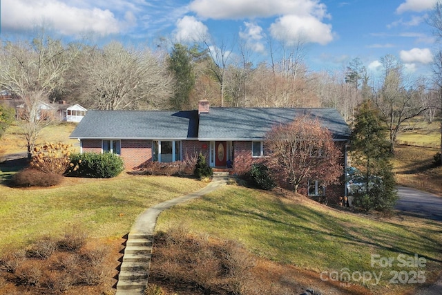 view of front of property featuring a front lawn