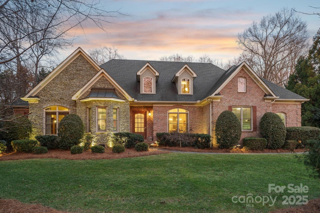 view of front of house featuring a yard