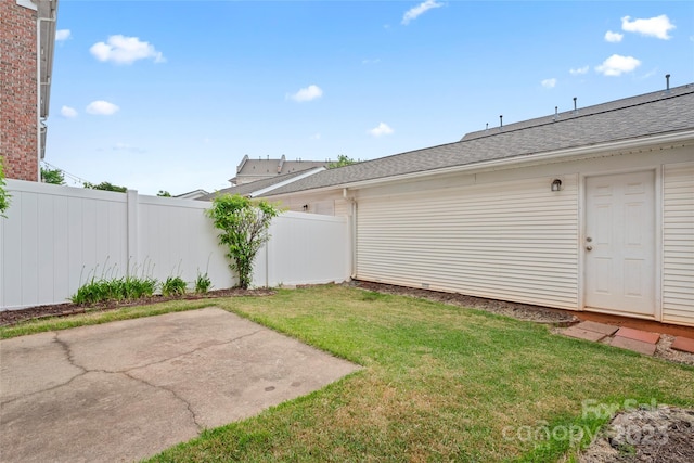 view of yard featuring a patio area