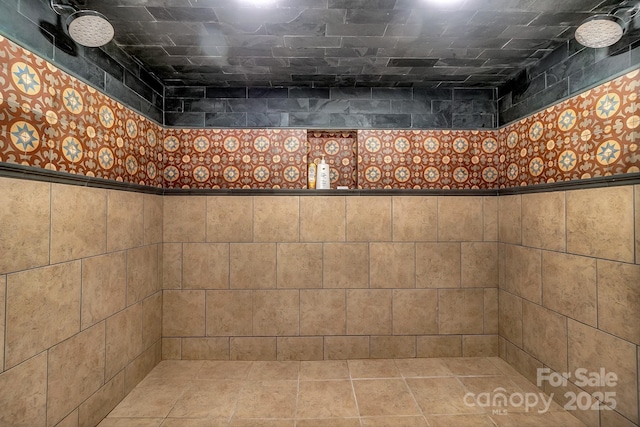 bathroom featuring a tile shower