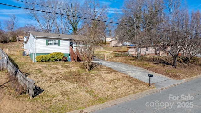 view of front of house featuring a front yard