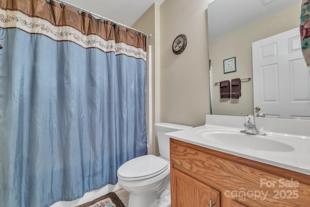 full bath featuring curtained shower, toilet, and vanity