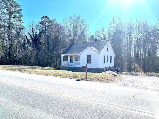 view of front of home featuring a porch and a front yard