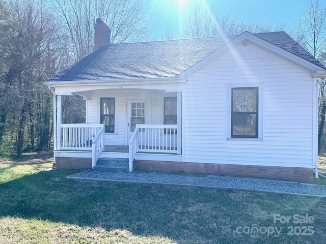 view of front facade featuring a front yard and covered porch