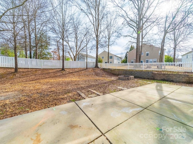 view of yard featuring a patio area