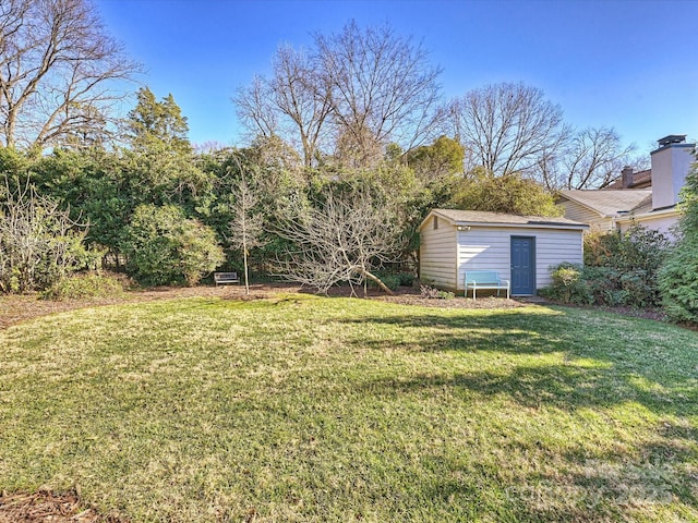 view of yard featuring a storage shed