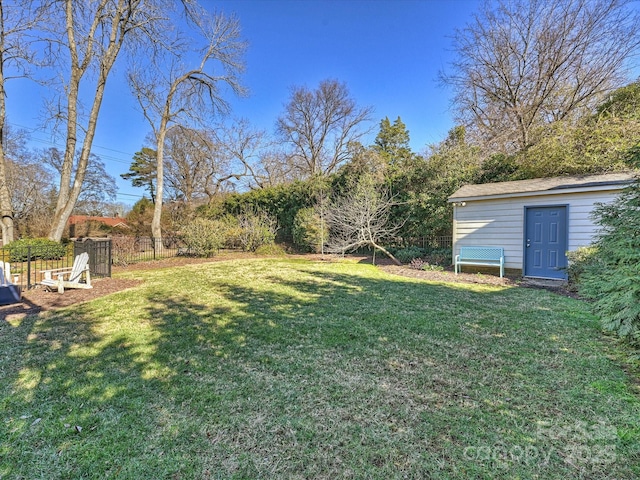 view of yard featuring an outdoor structure