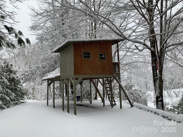 view of property's community
