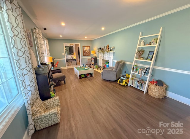 rec room with baseboards, recessed lighting, wood finished floors, and crown molding