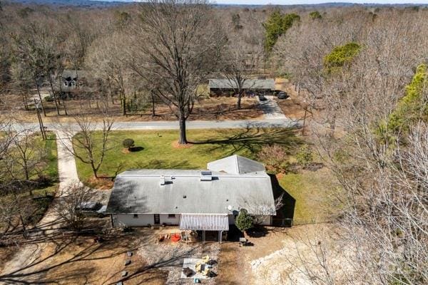 birds eye view of property featuring a wooded view