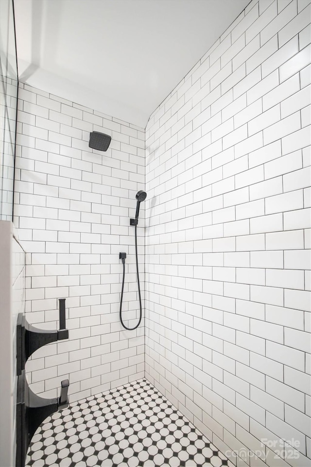 bathroom featuring a tile shower