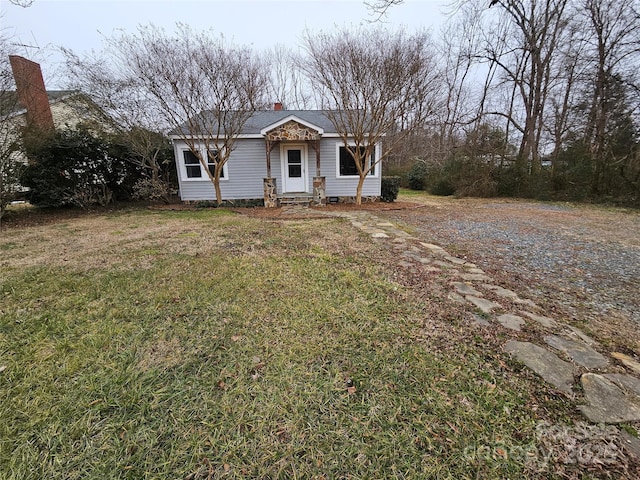 view of front of house featuring a front lawn