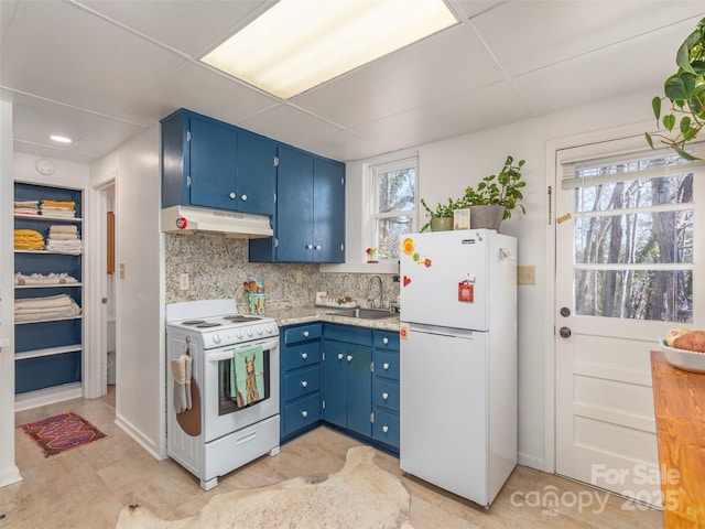 kitchen featuring blue cabinets, sink, backsplash, a drop ceiling, and white appliances