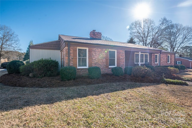 single story home featuring a front lawn