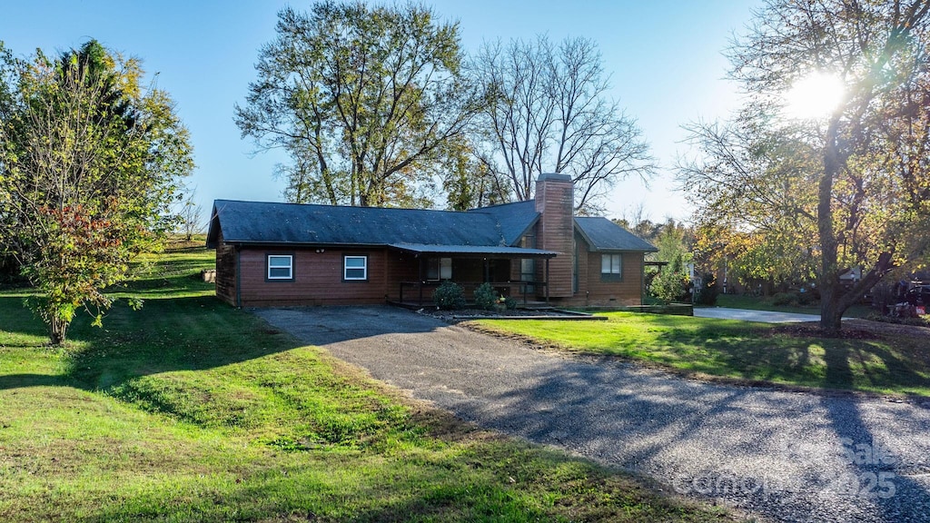 ranch-style home featuring a front lawn