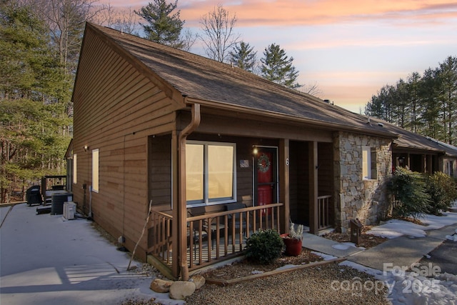 view of front facade featuring a porch