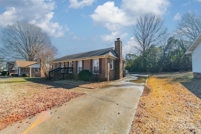 view of front of house featuring a front yard