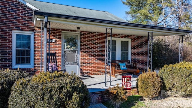 property entrance featuring a porch