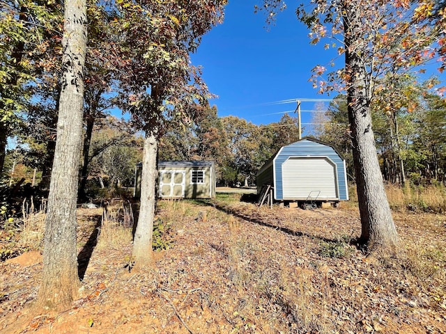 view of yard with a storage shed