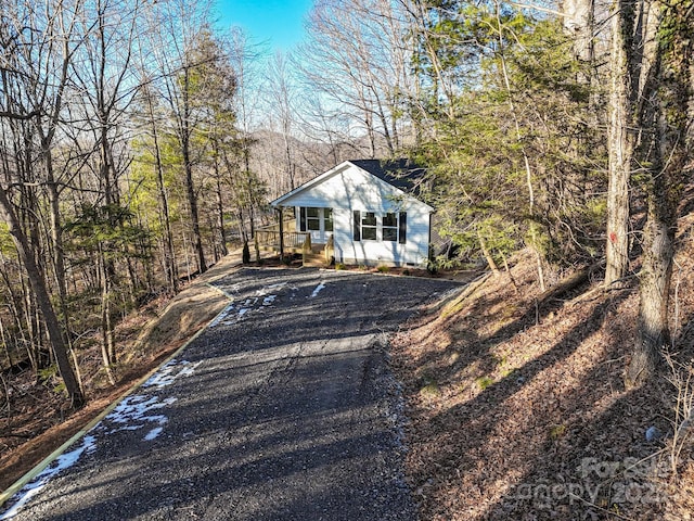 view of front of property with driveway