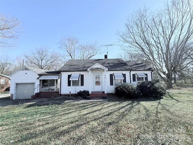 view of front of home featuring a garage and a front yard