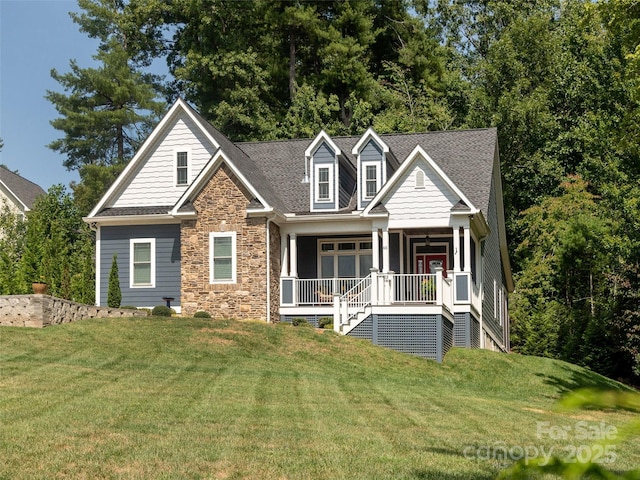 view of front facade featuring a front yard and covered porch