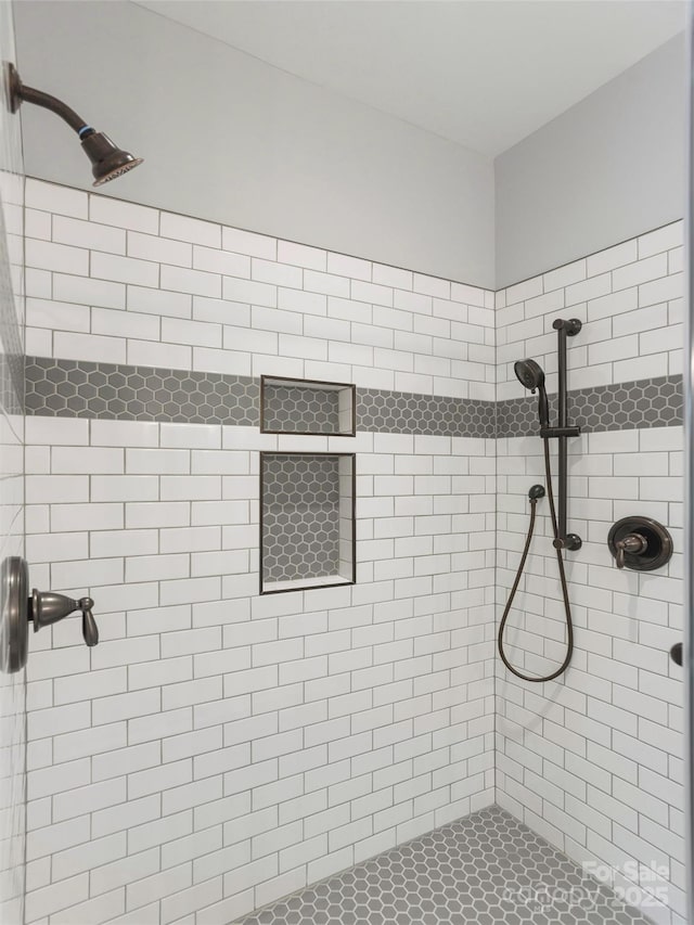 bathroom featuring tiled shower