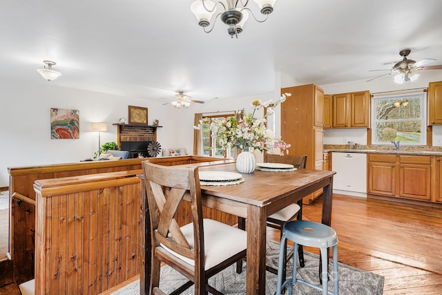 dining space featuring sink, light hardwood / wood-style floors, and ceiling fan