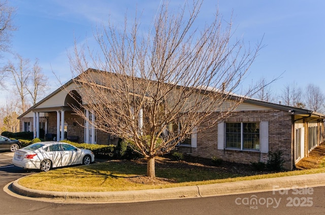 view of front of property featuring a front lawn