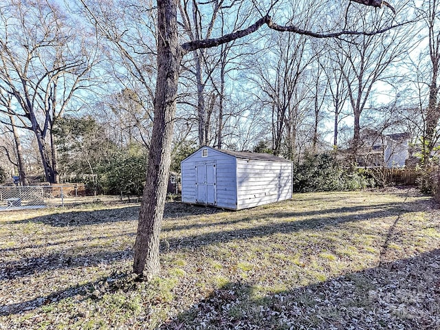 view of yard with a shed