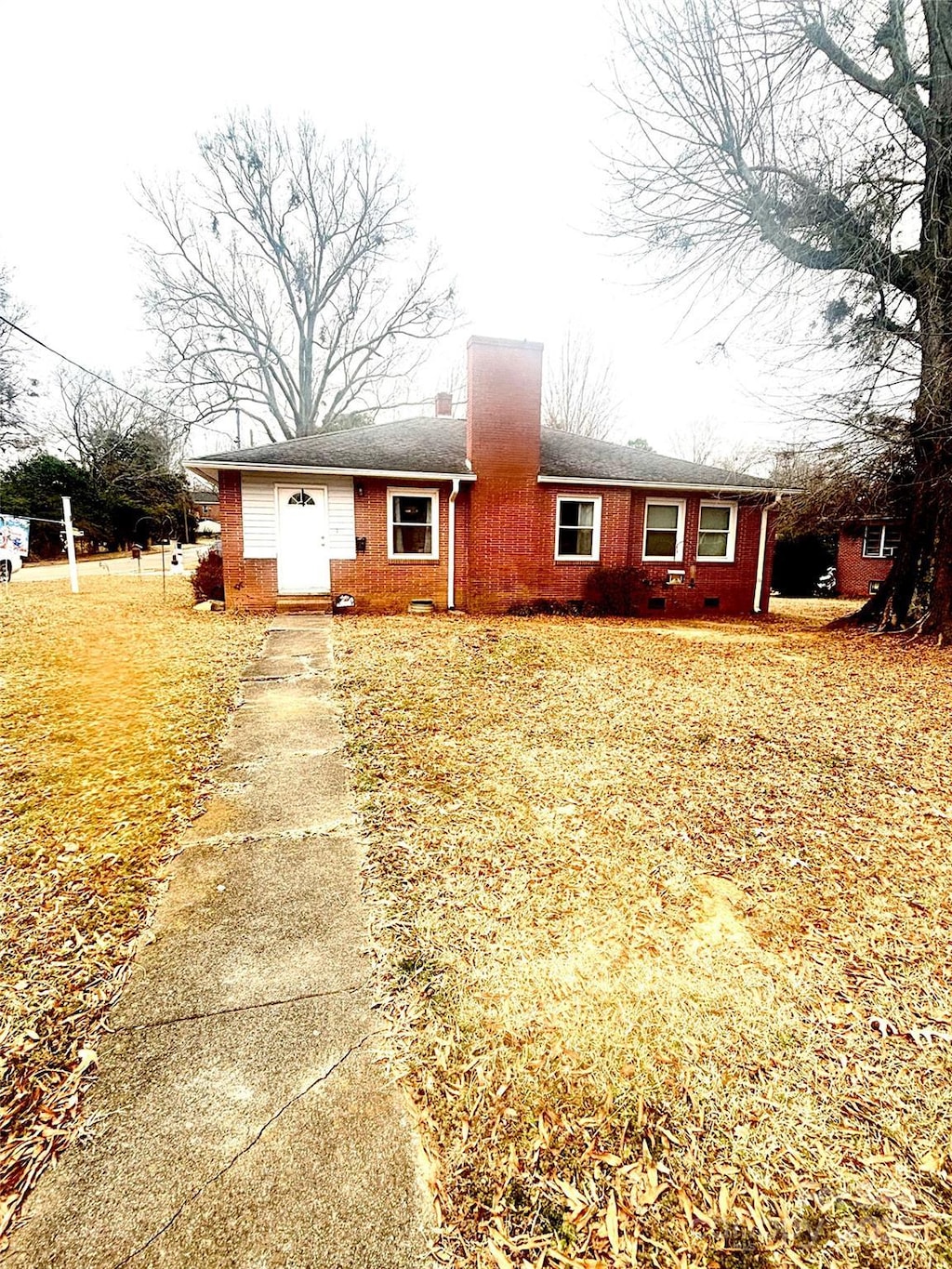 ranch-style home with a front lawn